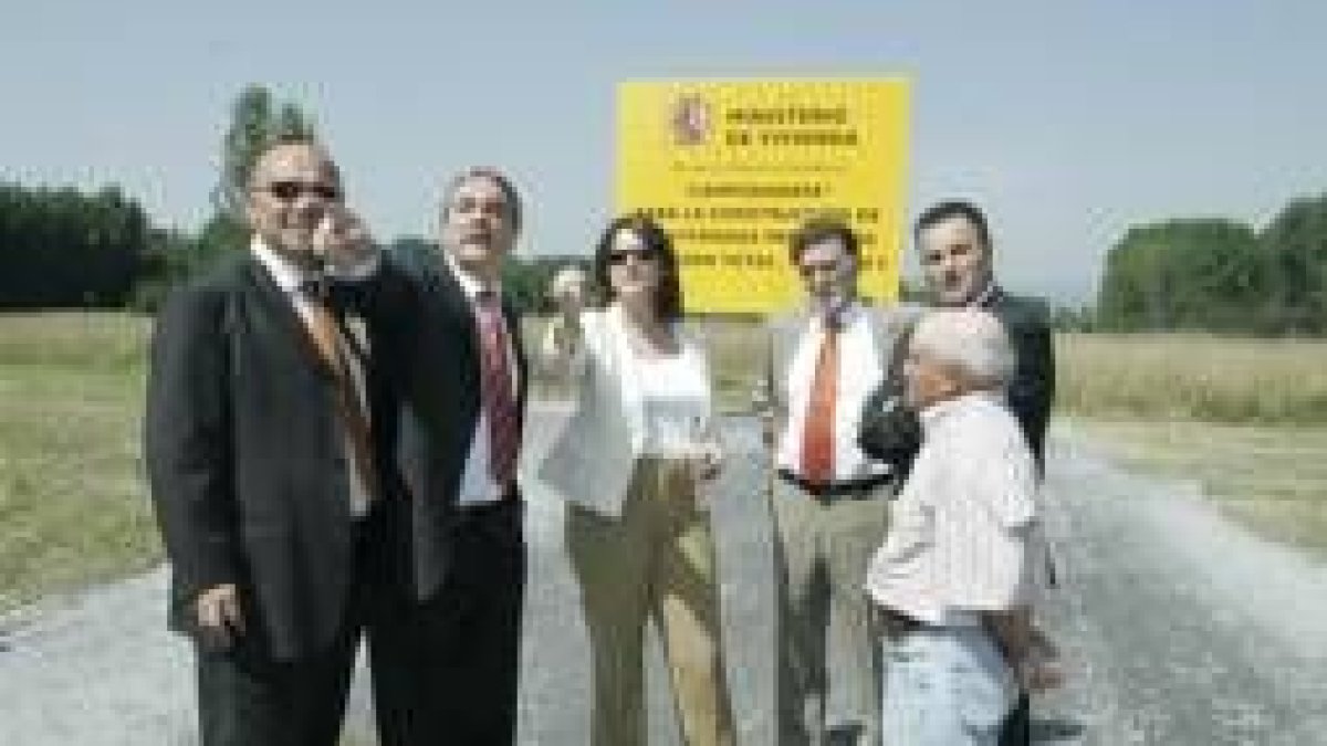 Canedo, junto al responsable del Sepes, enseña los terrenos a Trujillo