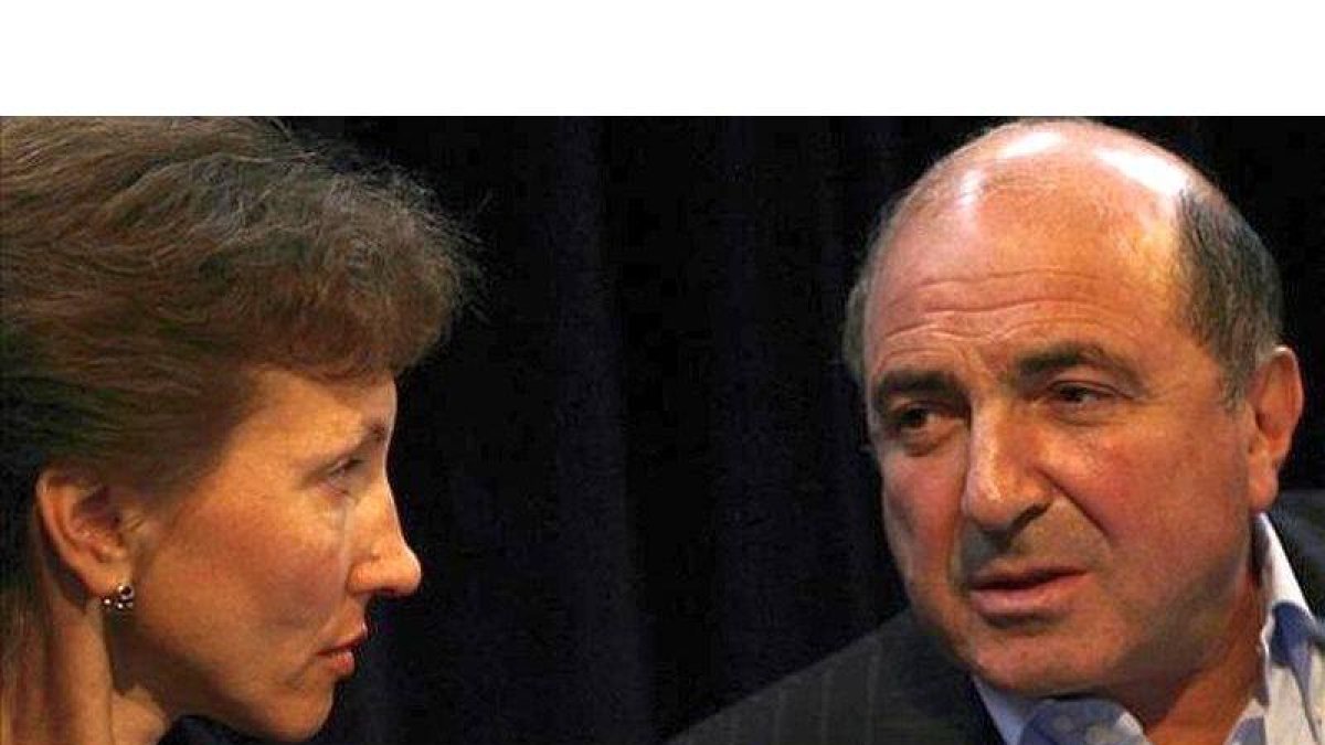 Berezovski junto a la viuda del disidente Alexander Litvinenko, en abril del 2007.