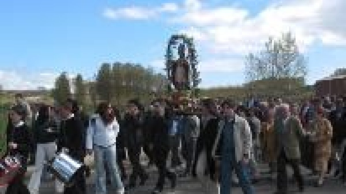 Santo Toribio es honrado por Astorga y San Justo de la Vega como aparece en la foto de una procesión