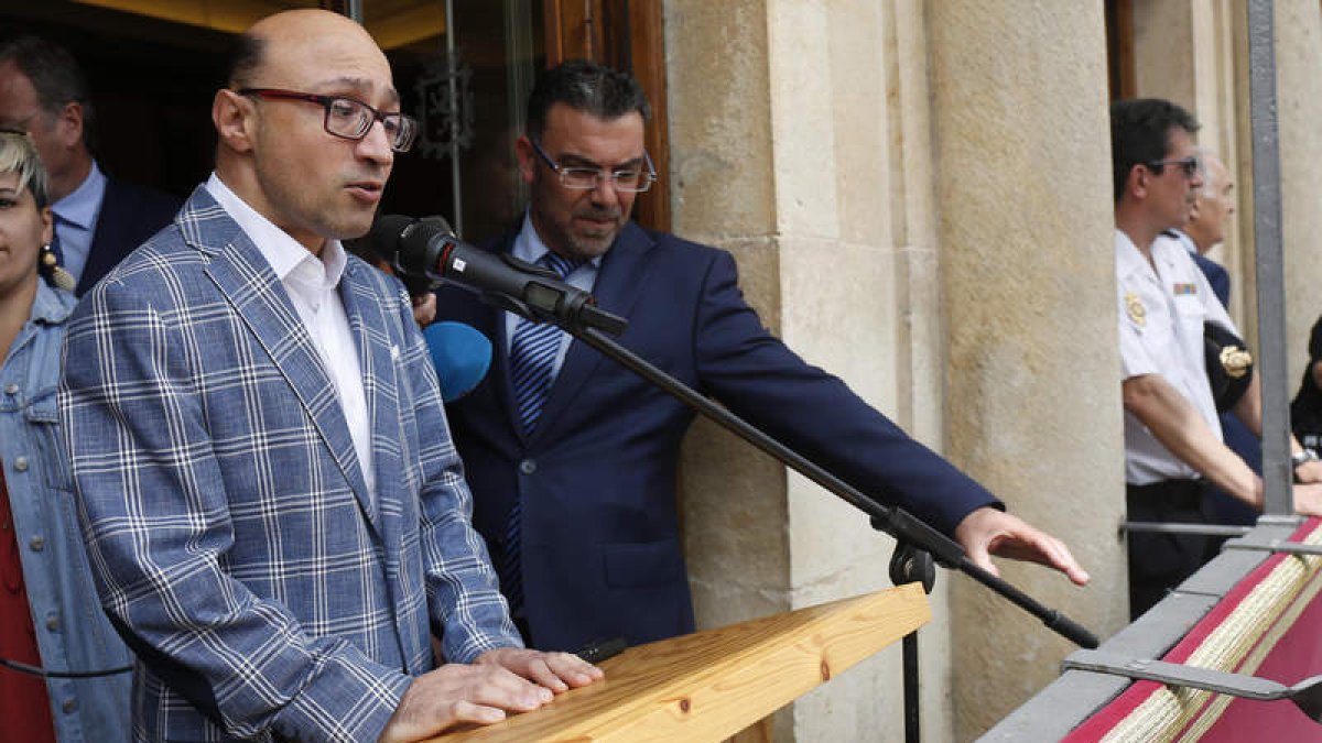 Vidal, en un momento de su intervención desde el balcón de San Marcelo en el viejo Ayuntamiento. FERNANDO OTERO