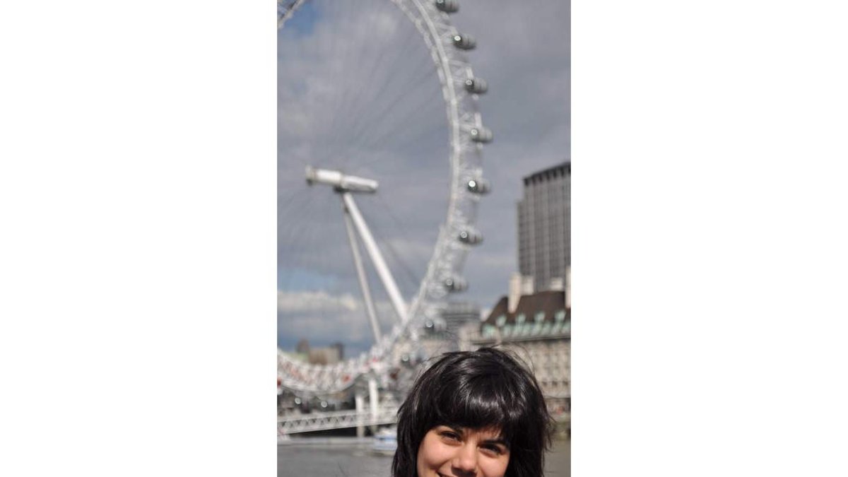 Carolina, con el ‘ojo de Londres’ o la rueda del Milenio al fondo.