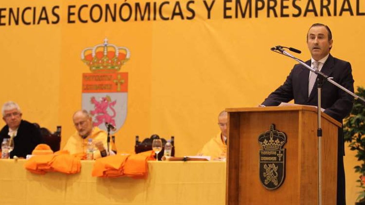 Pablo Junceda, durante su intervención en la graduación de Económicas.