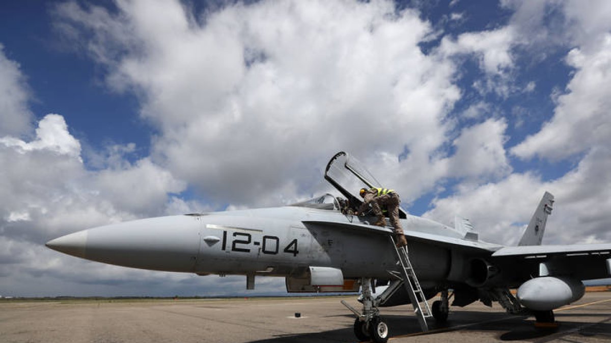 Uno de los F-18 del Ejército del Aire en el Aeródromo Militar de León. ARCHIVO/JESÚS F. SALVADORES