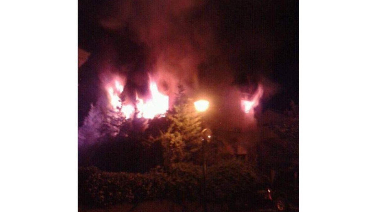 Foto facilitada por un vecino del momento del fuego.