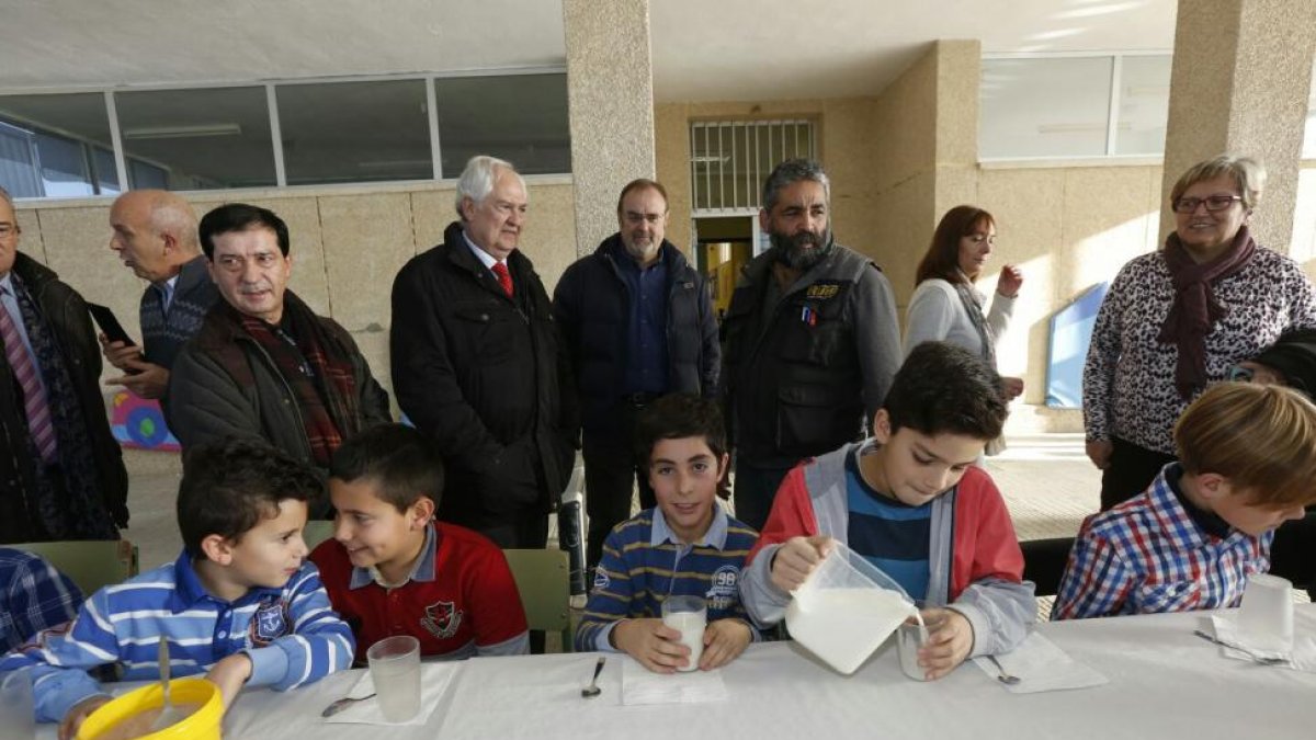El consejero de Educación, Fernando Rey, ha compartido desayuno con los escolares de Boñar.