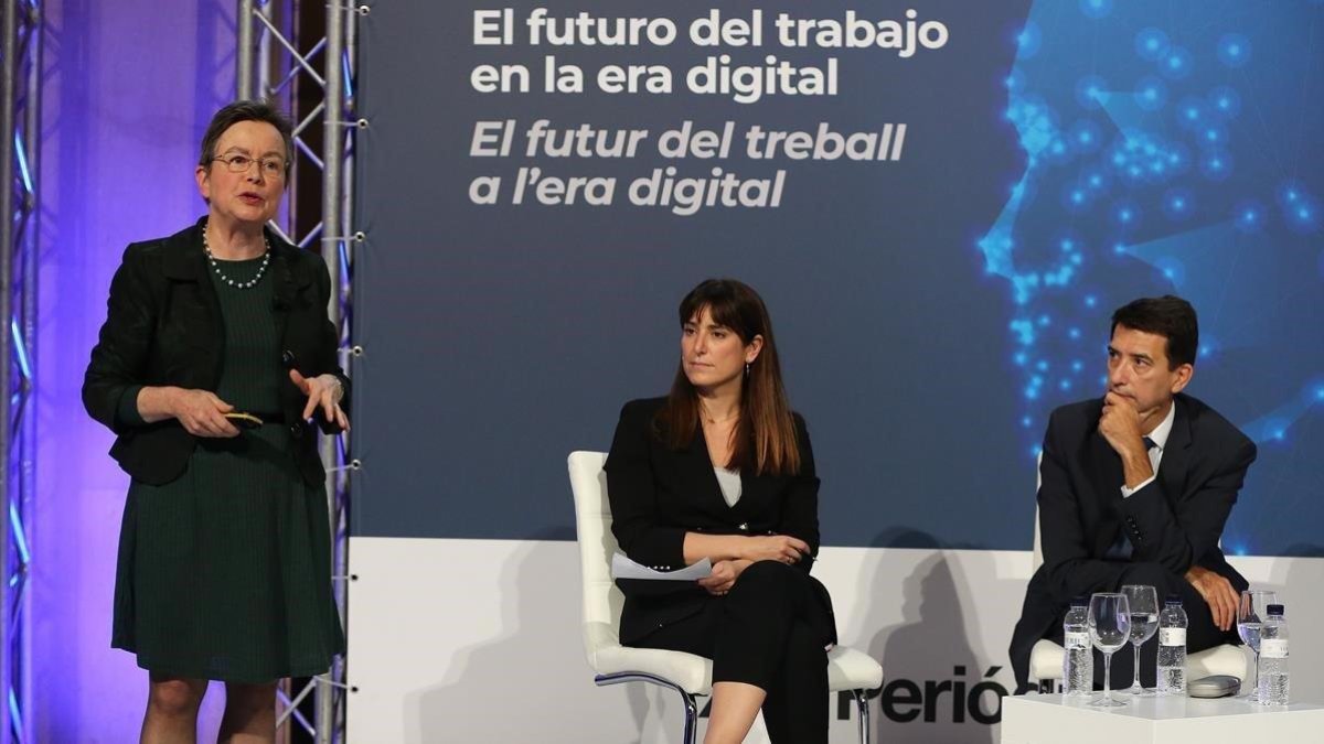 El economista de BBVA Rafael Maitland y la periodista Alison Maitland, durante el debate moderado por la directora adjunta de EL PERIÓDICO, Olga Grau.