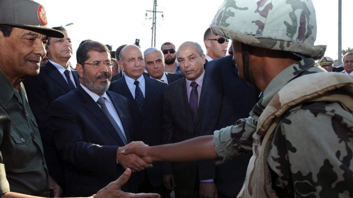 Mohammed Hussein Tantawi (izquierda) y Mohamed Mursi, a su lado, visitan una base militar.