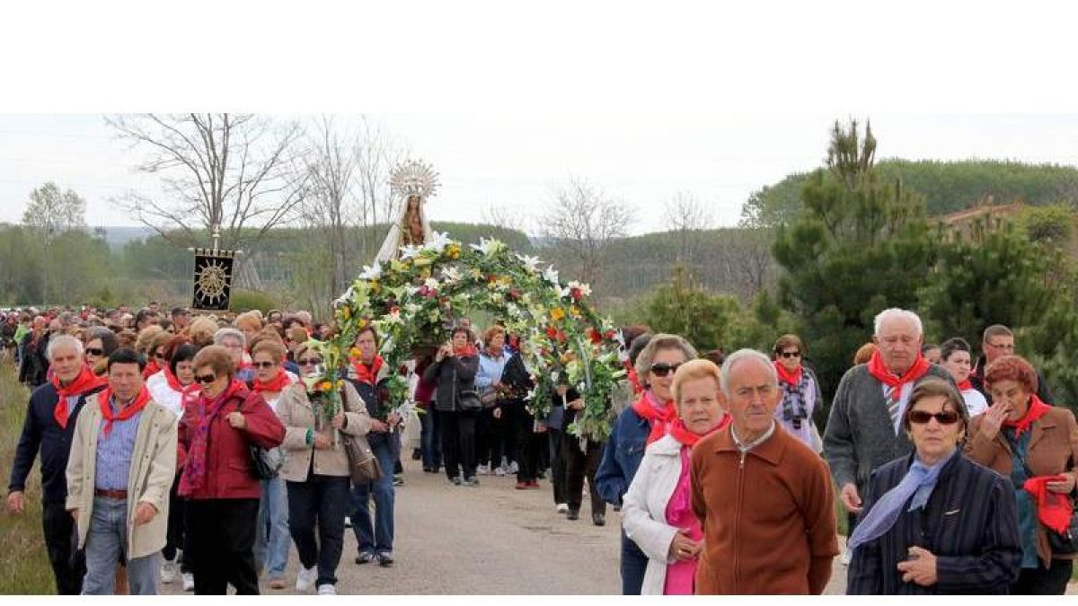 Cientos de romeros acompañaron ayer a la Virgen del Villa de vuelta a su ermita en el día grande de las fiestas de Carrizo.