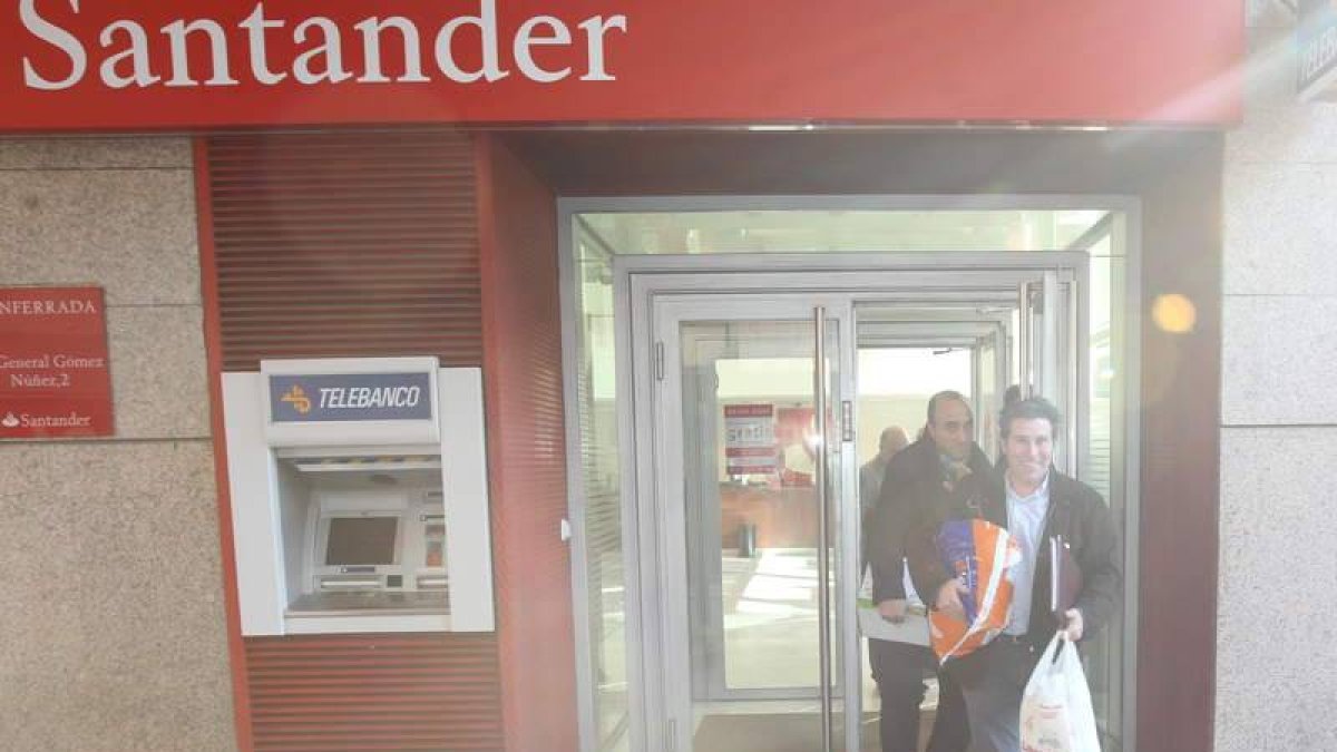 Los agentes con las bolsas incautadas en el Santander.