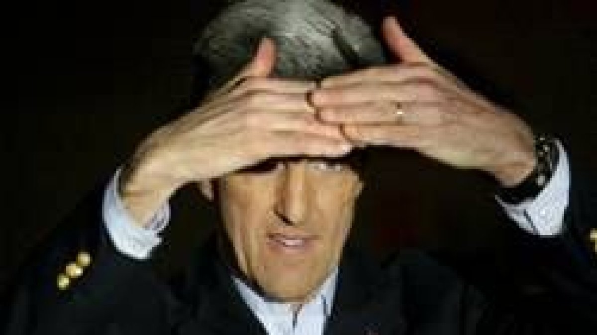 John Kerry se protege de los flashes de los fotógrafos tras conocer su segundo triunfo
