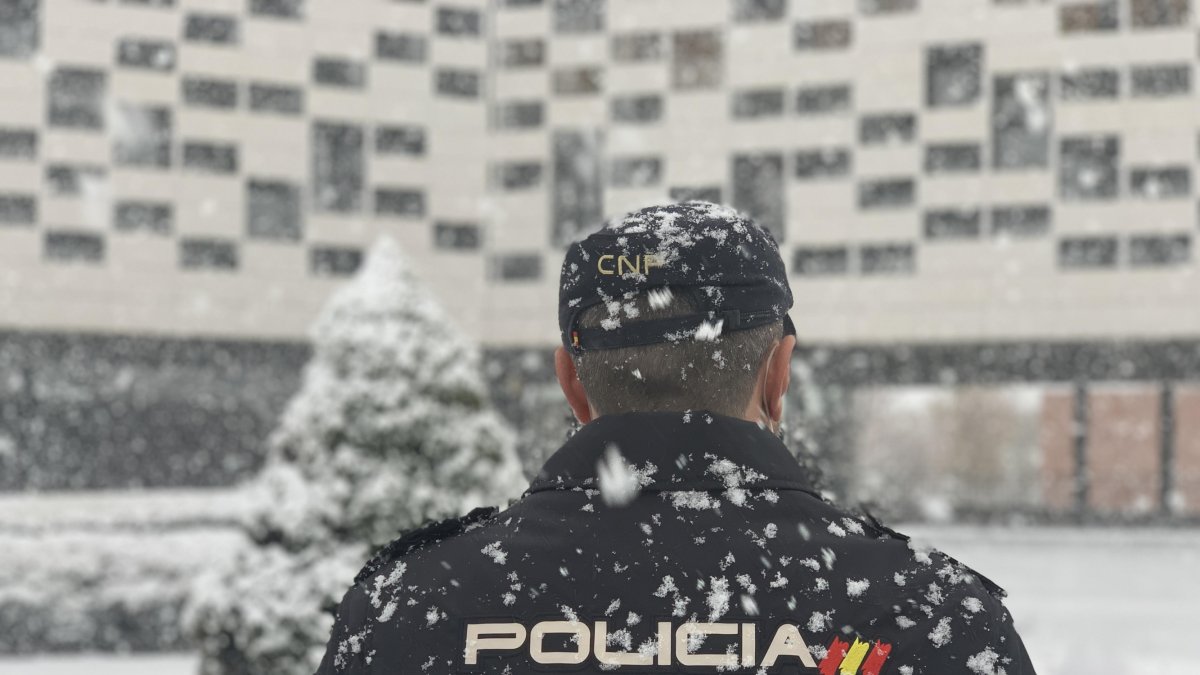 Un agente de la Policía Nacional de San Andrés del Rabanedo. SUBDELEGACIÓN DEL GOBIERNO