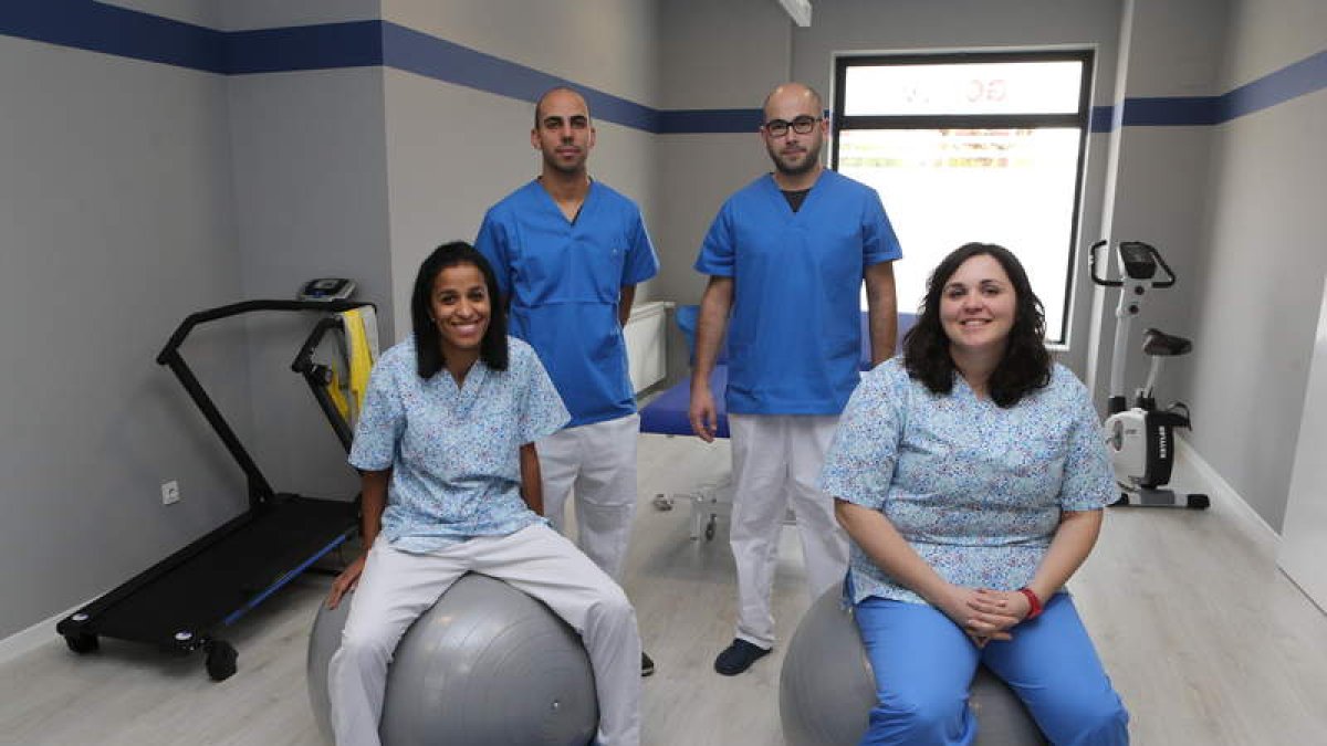 Cuatro profesionales se han unido para abrir el centro asistencial en la plaza Lutero King.