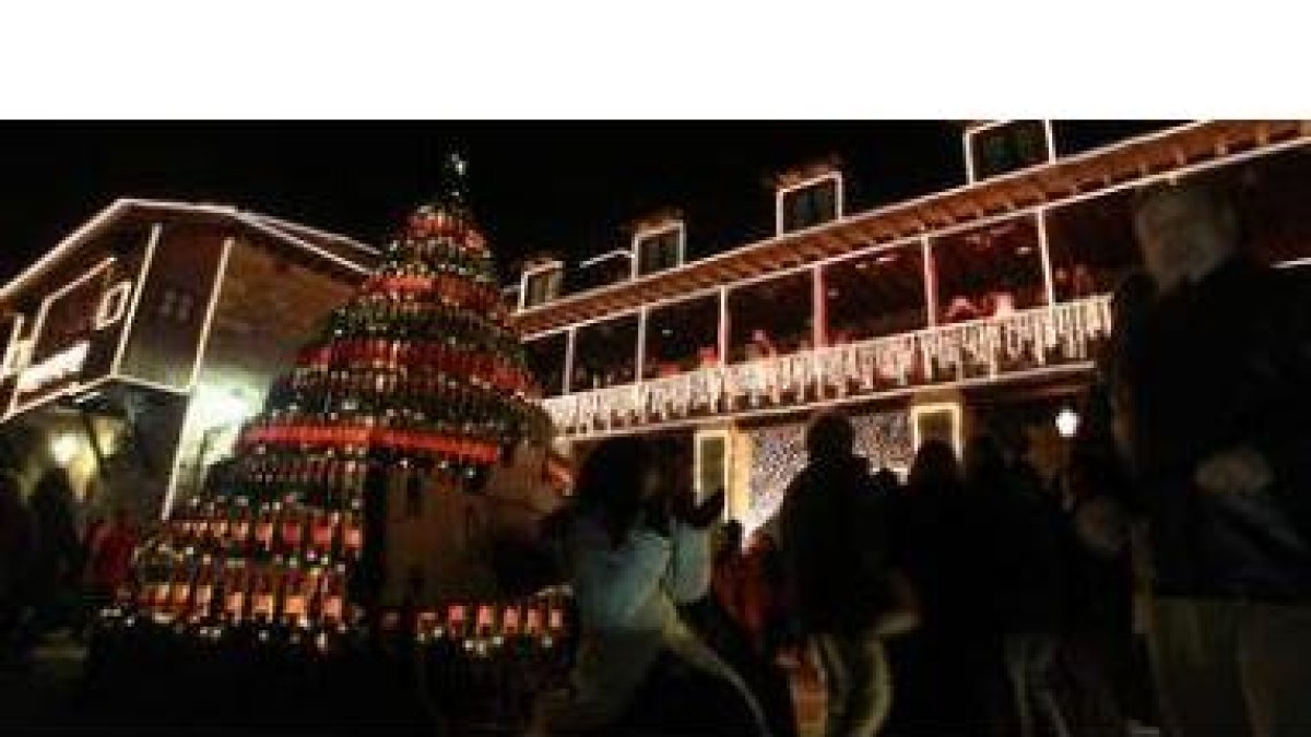 El propio José Luis Prada encendió ayer la iluminación navideña del Palacio de Canedo.