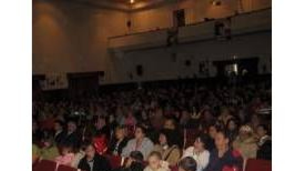 Cientos de personas asisten al cine Emilia durante el acto de clausura