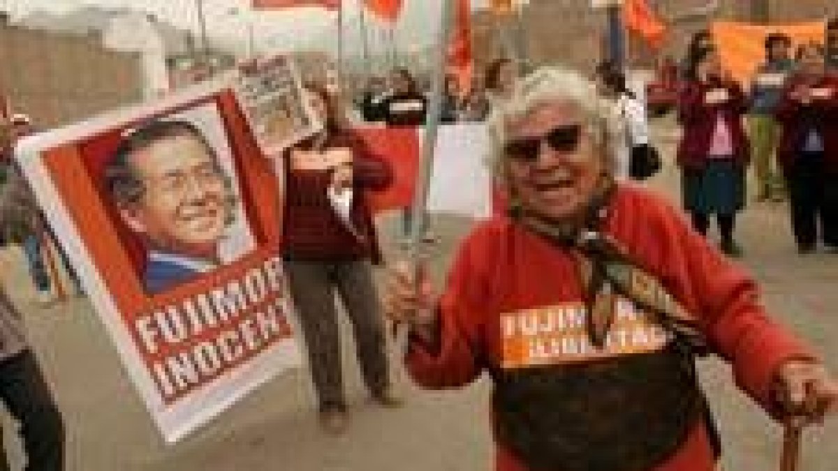 Una seguidora de Fujimori se manifiesta a su favor