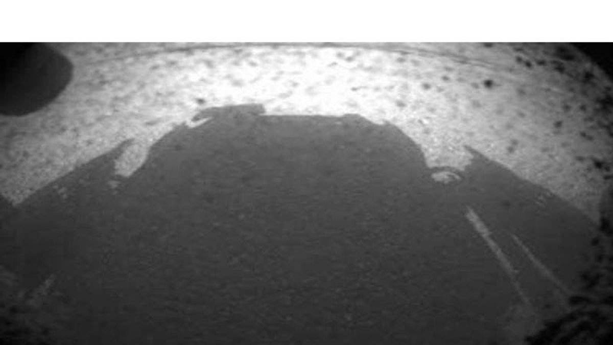 La sombra del Curiosity sobre la superficie de Marte, una de las primeras imágenes que ha enviado el robot, este lunes. NASA