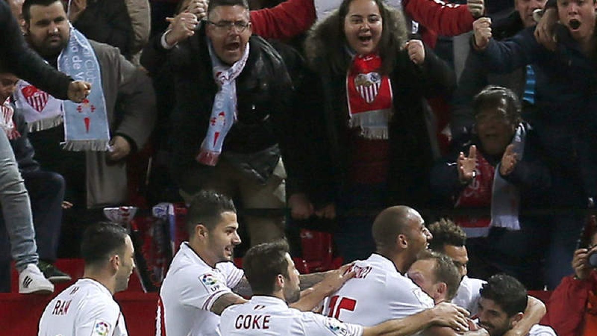 Los jugadores del Sevilla celebran la goleada frente al Celta con su fiel afición. JOSÉ MANUEL VIDAL