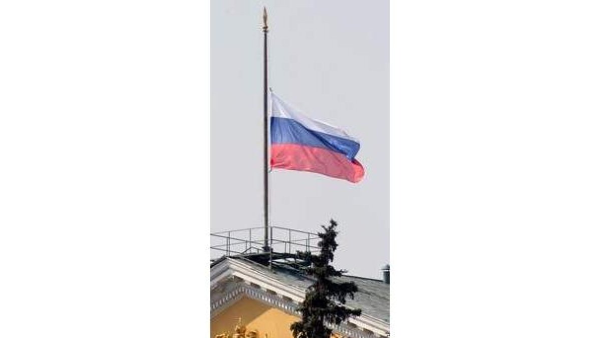 Flores en la estación de Park Kultury en memoria de las víctimas. Bandera rusa a media asta en el Kr