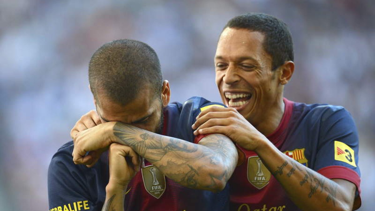 Alves celebra su gol con su compatriota Adriano.