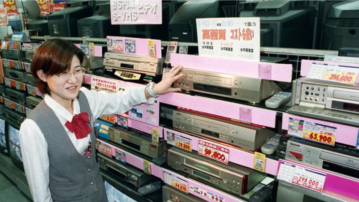 Una vendedora muestra reproductores de VHS de alta calidad en Japón.