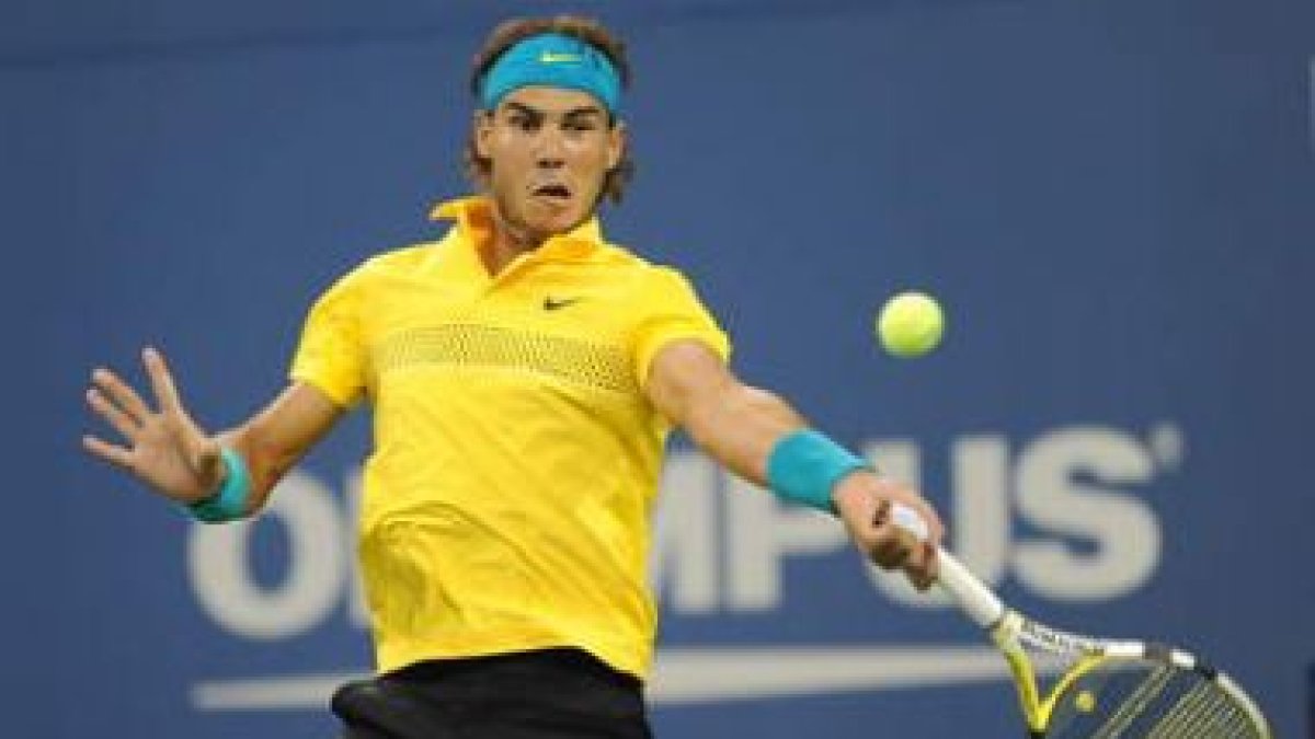Nadal devuelve la pelota ante Nicolas Kiefer.