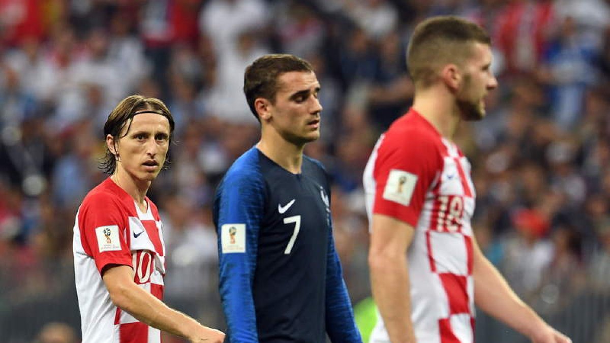 Modric, a la izquierda junto a Griezmann, fue elegido mejor jugador del Mundial. FACUNDO ARRIZABALAGA