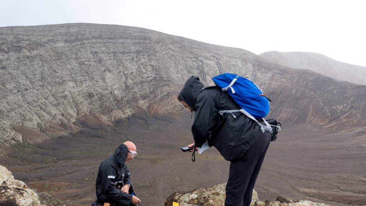 Vista general del área de Timanfaya que muestra los sitios geotérmicos blanquecinos en la parte superior de los conos volcánicos.