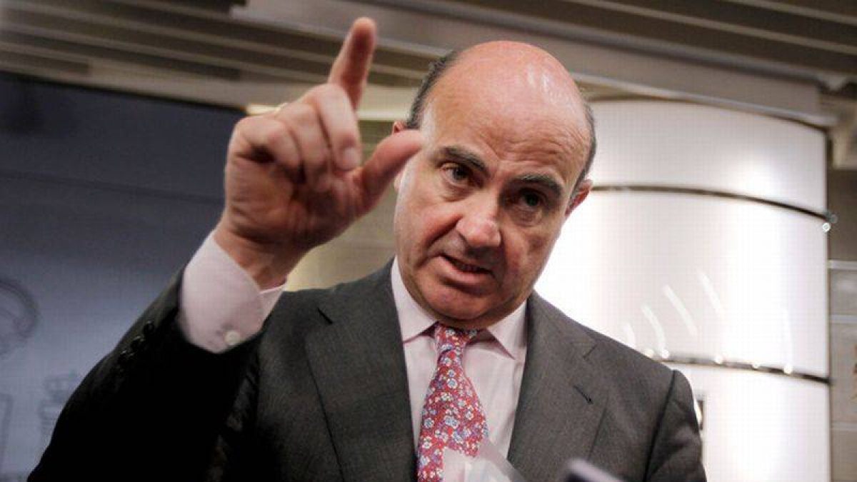 El ministro de Economía, Luis de Guindos, este viernes, en la rueda de prensa posterior al Consejo de Ministros.