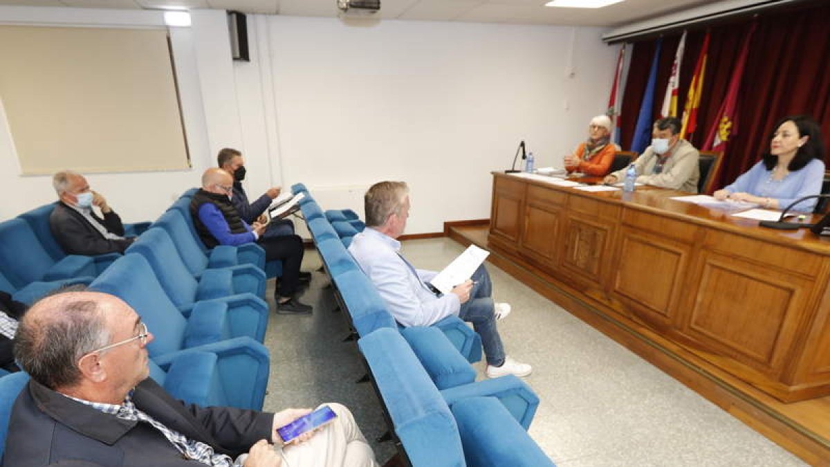 Imagen de archivo de una asamblea de Asodebi en la que se aprueban nuevas iniciativas. L. DE LA MATA
