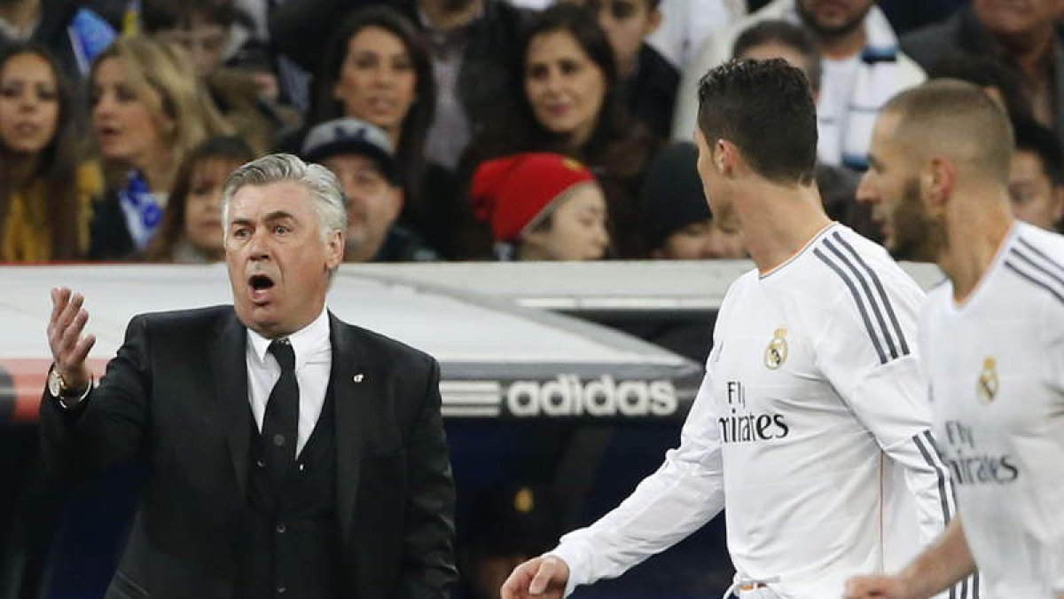Ancelotti da órdenes a sus jugadores durante un partido del Madrid esta temporada.
