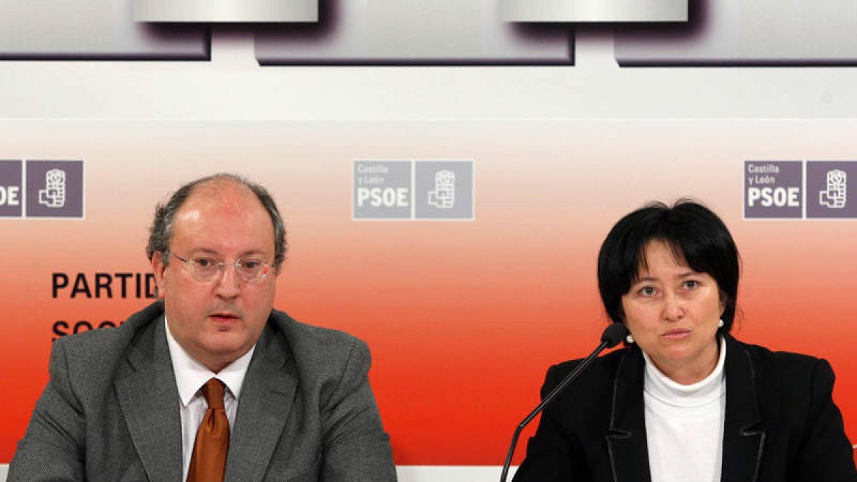 Enrique Cabero y la portavoz de Educación, Ángela Marqués.
