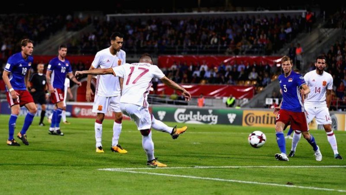 El jugador español Aspas, en el momento de marcar el séptimo gol ante Liechtenstein, en partido de clasificación para el Mundial de Rusia 2018.