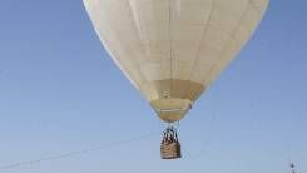 Vista de un globo aerostática durante su despegue