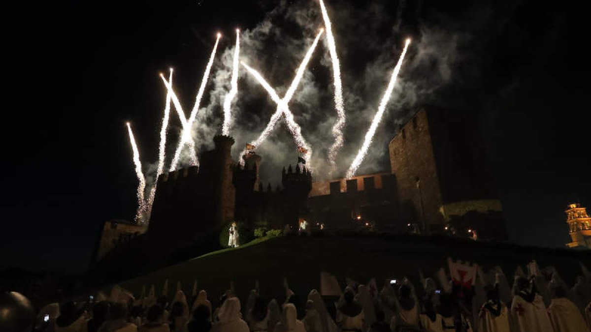 Otra de las imágenes del desfile por el entorno del castillo. DE LA MATA