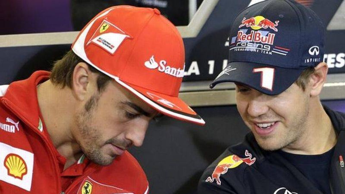 Alonso y Vettel comparten confidencias en la sala de prensa del circuito norteamericano de Austin.