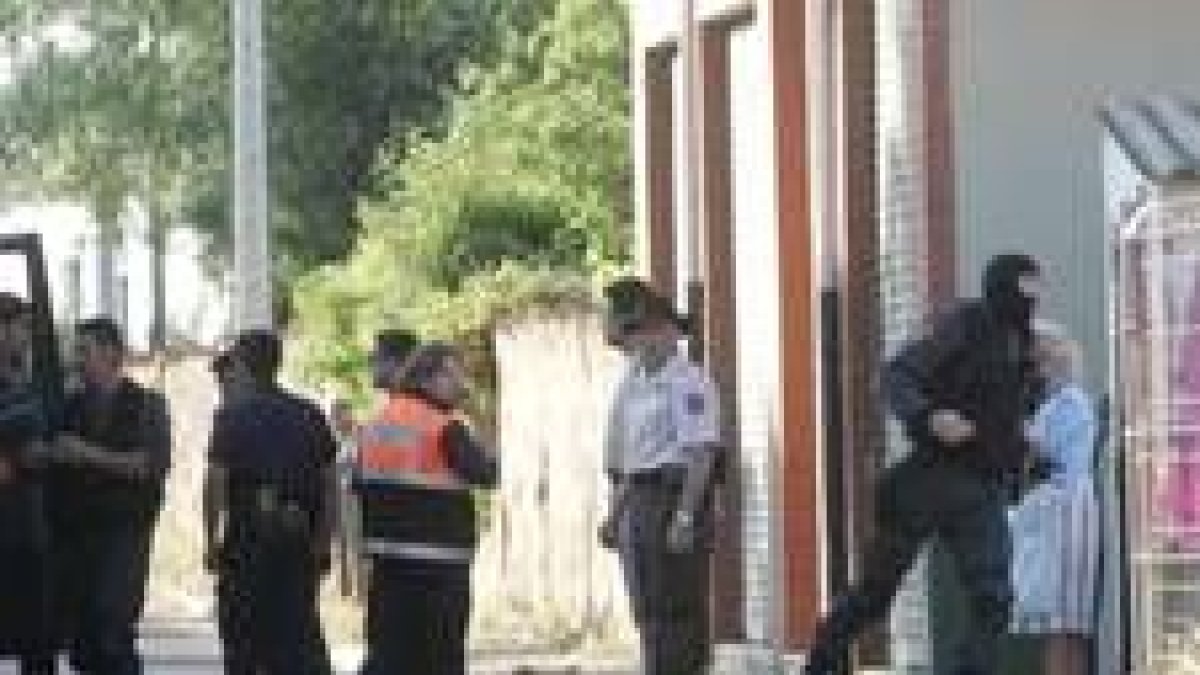 Los agentes del GRS de la Guardia Civil toman posiciones en el momento del asalto
