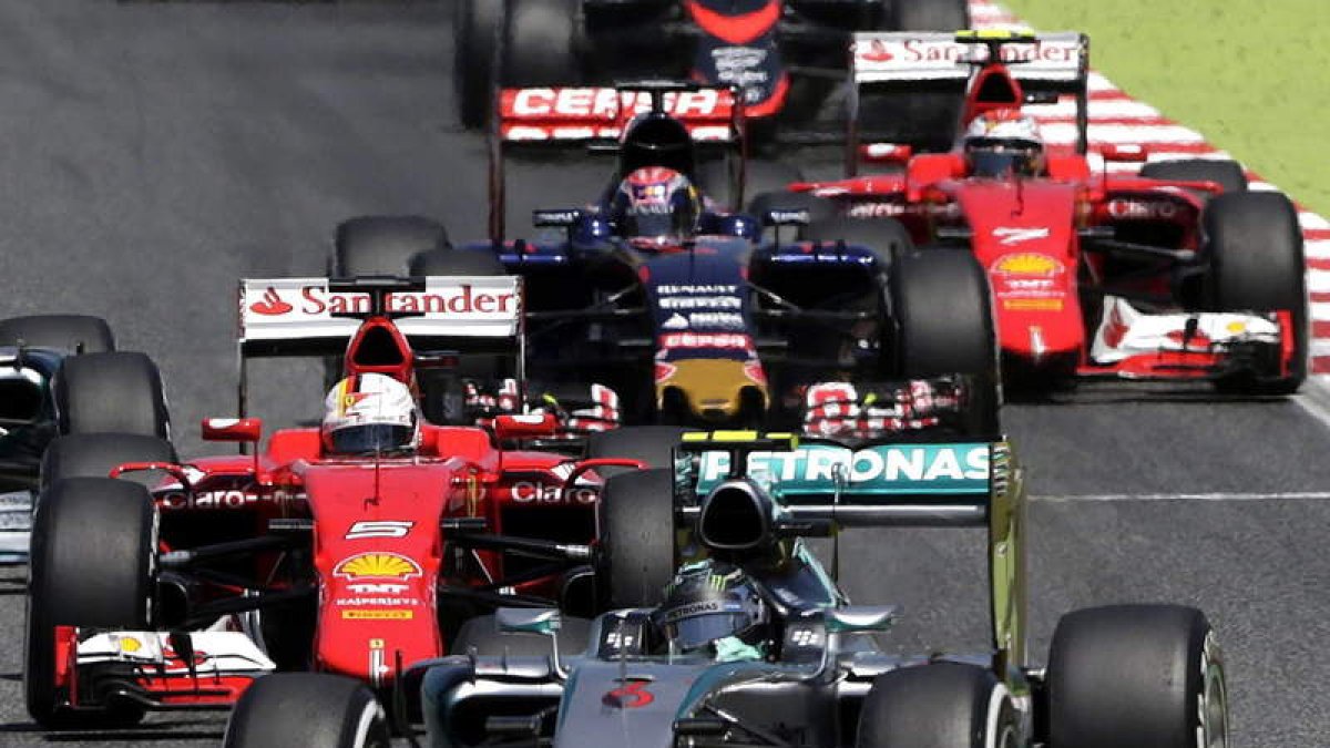 Rosberg lidera el Gran Premio de España, perseguido por Vettel.