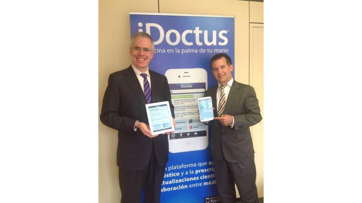 Ángel Díaz Alegre y Luis Cañizo con su APP iDoctus, que tiene el aval de siete sociedades científicas españolas y ha ganado el premio de la Clínica San Francisco de León.