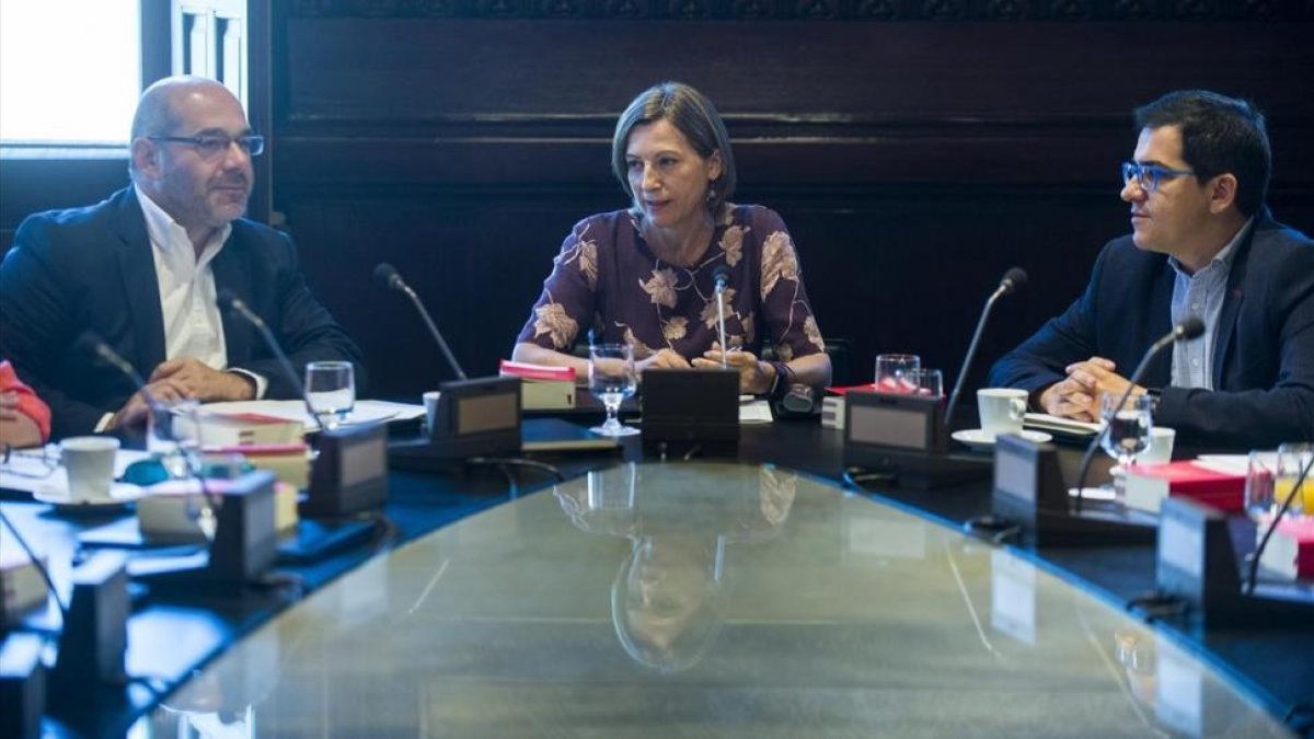 Carme Forcadell preside la reunión de la Mesa del Parlament, este martes.