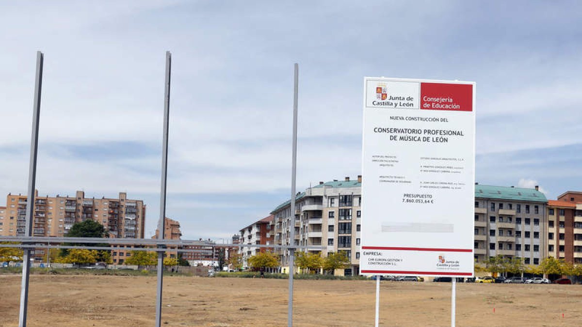 Terreno que acogerá el Conservatorio, con las primeras marcas del inicio de la obra. MARCIANO PÉREZ