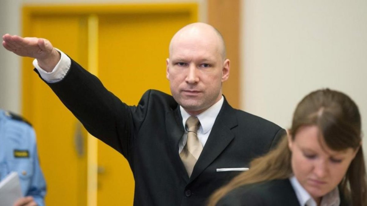Anders Breivik saluda al estilo nazi a su llegada para una vista judicial, en el sudoeste de Oslo, el 15 de marzo del 2016.