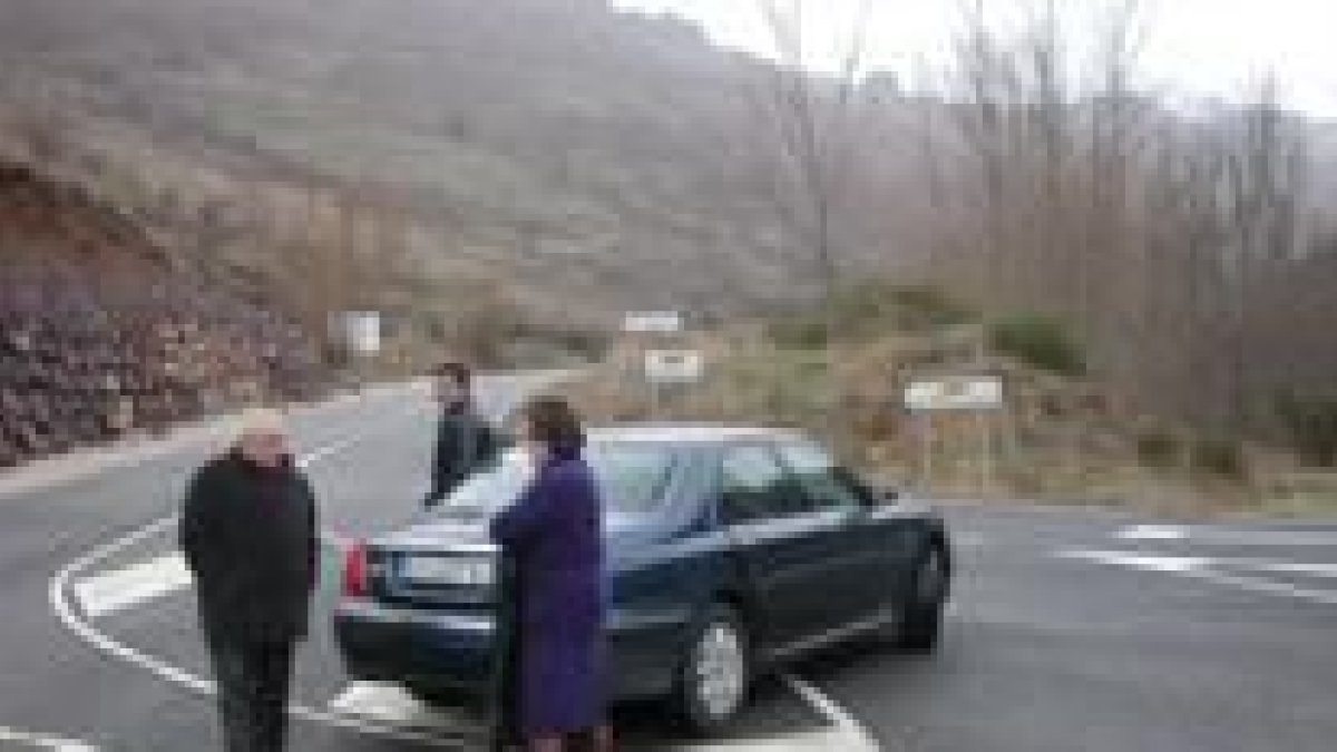 Un grupo de vecinos, en el cruce del que se ha eliminado el indicador del acceso a Aralla