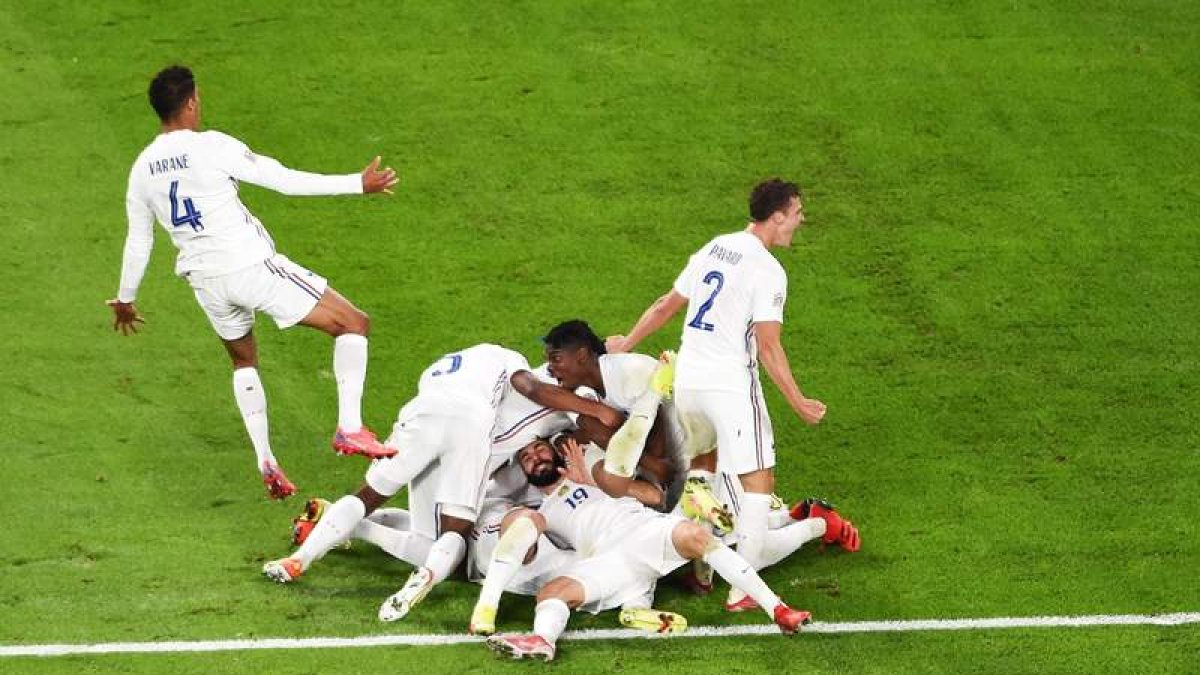 La selección francesa celebra la remontada frente a Bélgica tras una segunda parte estelar de sus delanteros. ALESSANDRO DI MARCO