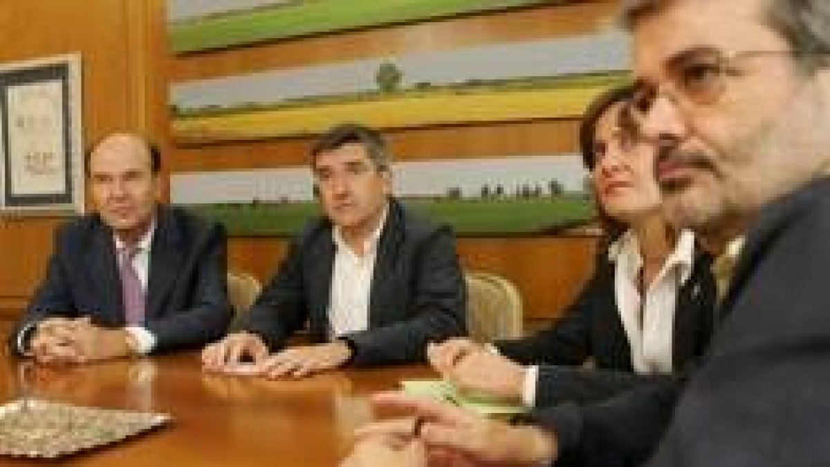 Díaz Villarig, Fernández y los concejales María Rodríguez y Agustín Pérez, se reunieron ayer