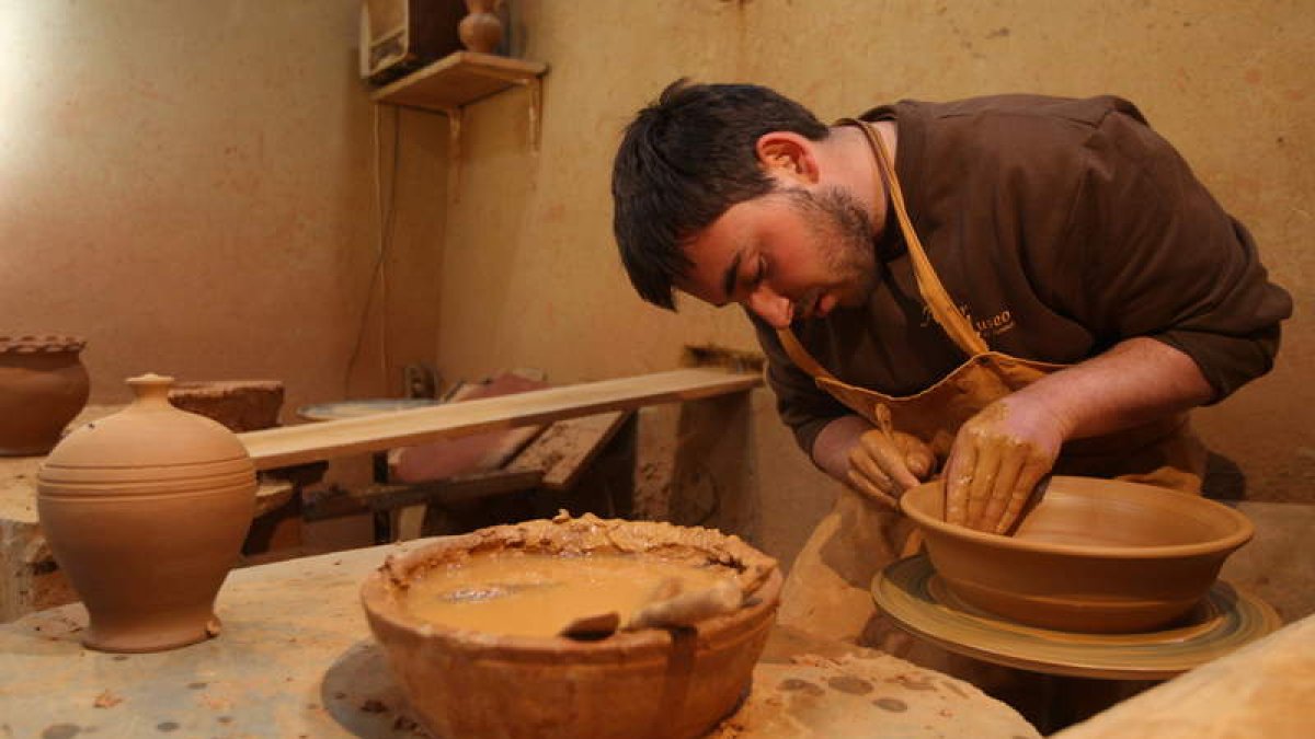 El joven alfarero jiminiego, Jaime Argüello, demuestra su ancestral maestría.