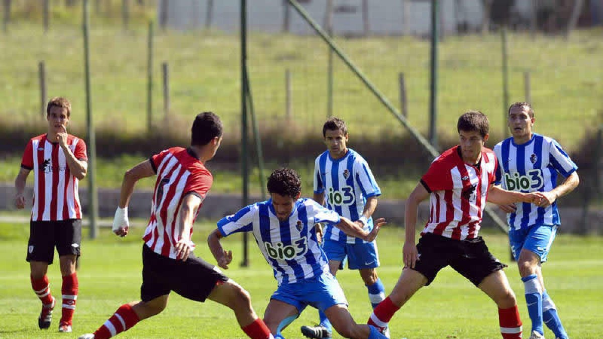 Mateo, en la imagen peleando por el balón entre dos defensas del Bilbao Athletic cuajó un gran partido ayer en Lezama.