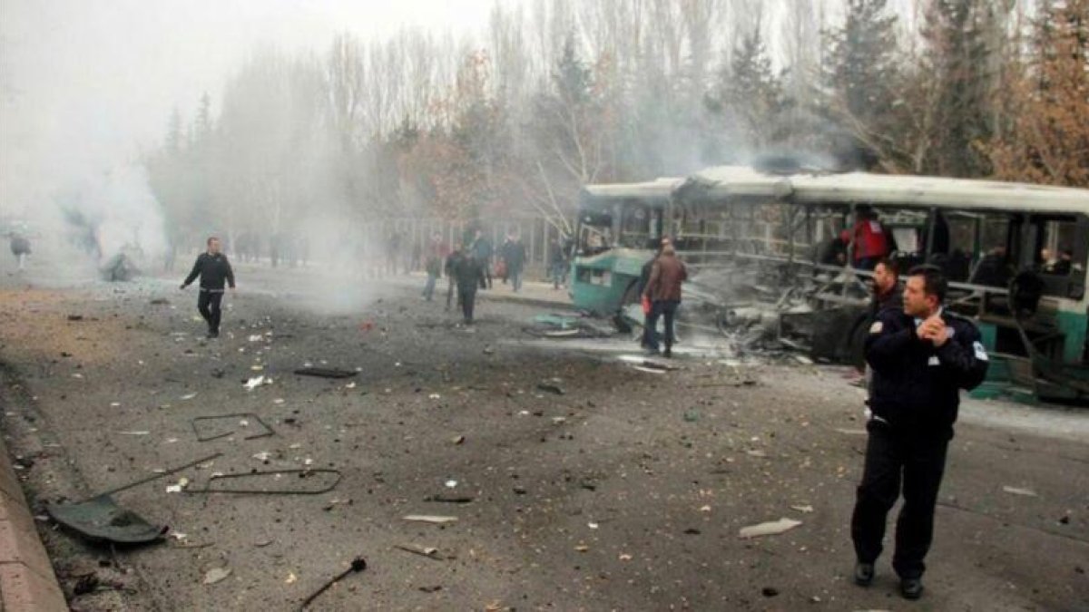 Aspecto del autobús después de la explosión de un coche bomba en la ciudad turca de Kayseri.