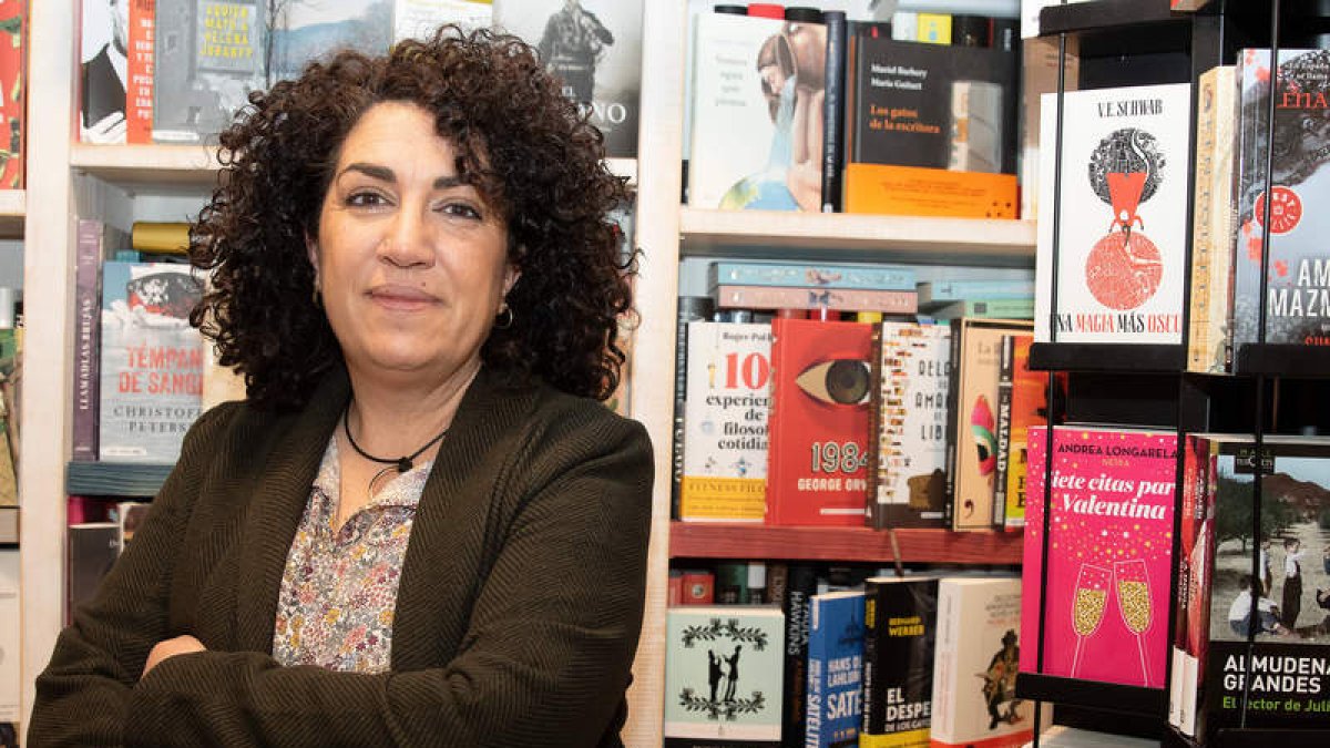 Sandra Llamas, responsable de la librería Cosmos, es la nueva presidenta de los libreros. DL