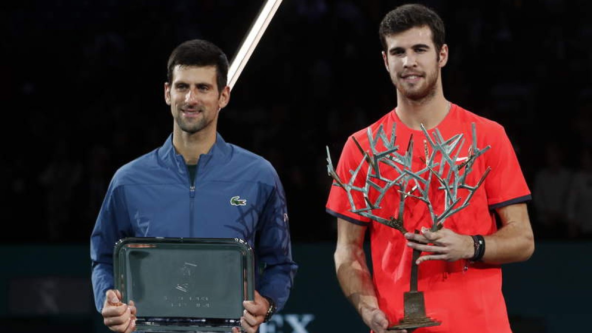 Novak Djokovic y Karen Khachanov posan tras la final en la que el ruso venció 7-5 y 6-4. IAN LANGSDON