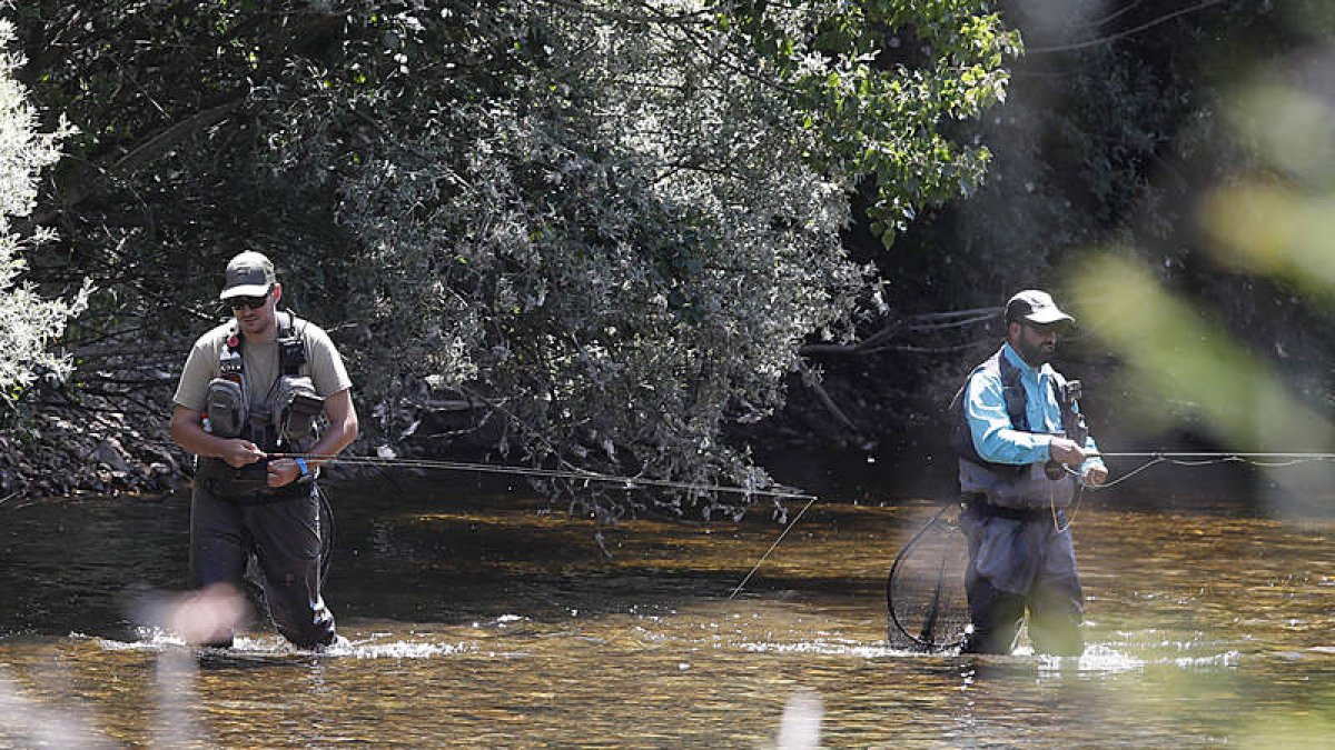 La temporada de pesca levantará el telón en los ríos de la provincia el 25 de marzo. MARCIANO PÉREZ